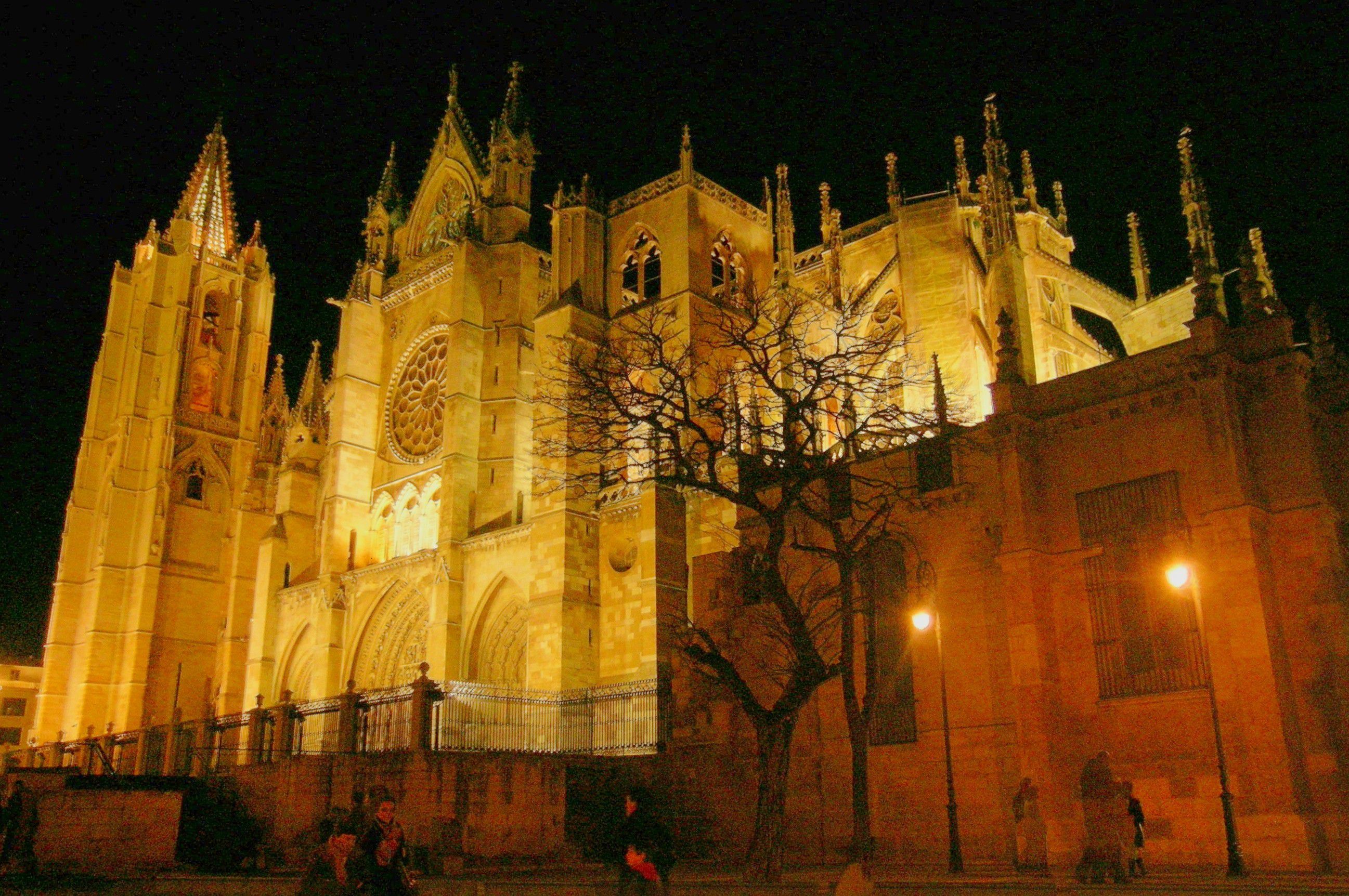 スペイン世界遺産レオンの大聖堂の見どころまとめ！ステンドグラスの芸術にため息