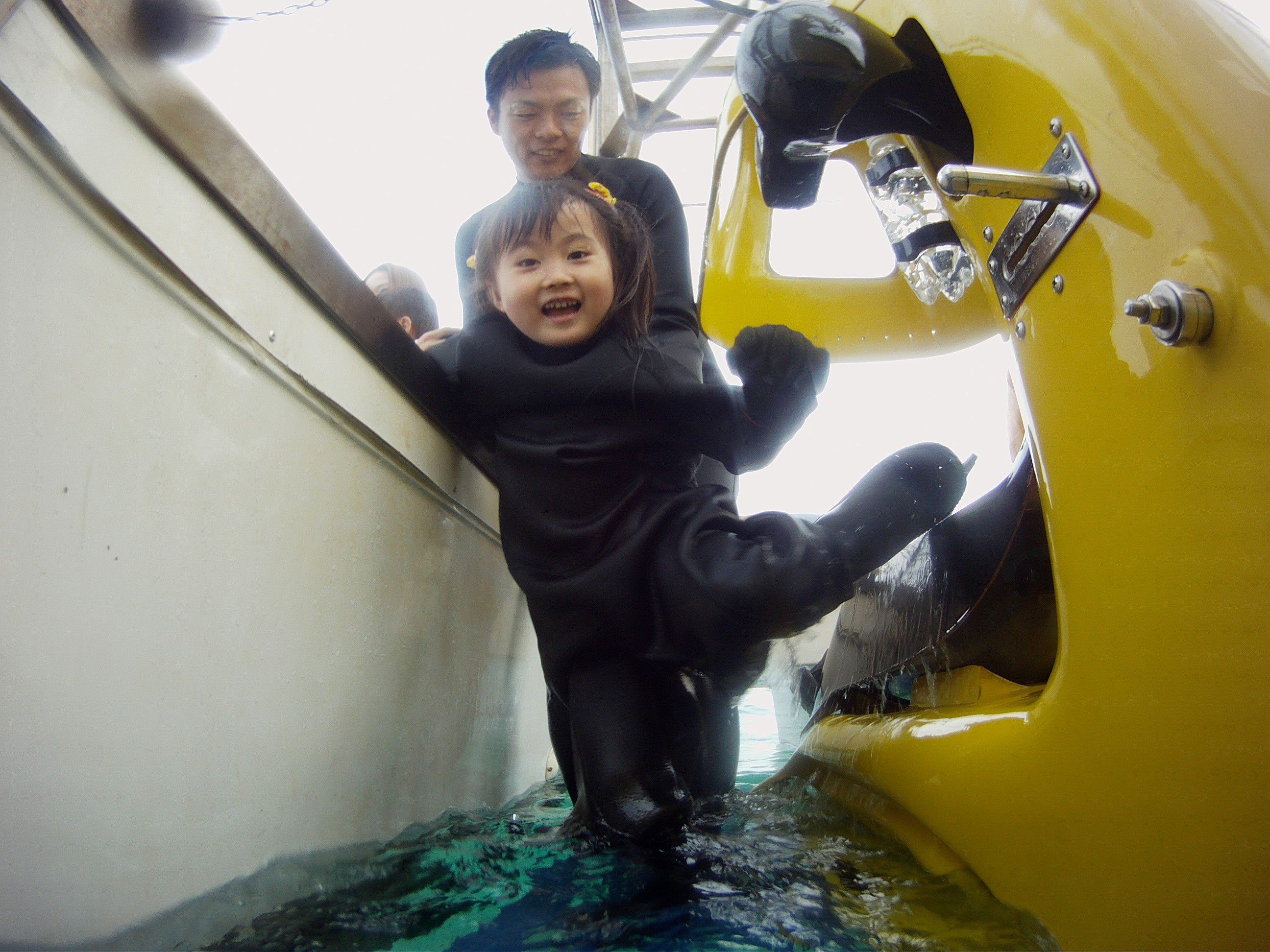 【沖縄】そんなバカな!? 特殊ヘルメットを被って「水中スクーター」で海中ドライブ!?