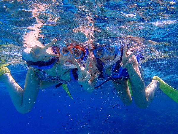 沖縄でパラセーリング体験！ダイビングやシュノーケリングとのセットも！