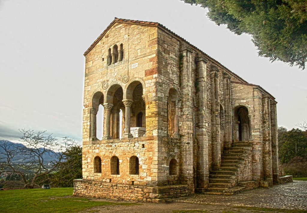 スペイン・アストゥリアス地方で観光すべき世界遺産の教会３選！山の上からは絶景も！