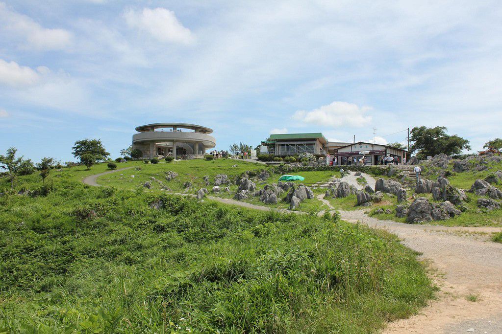 山口県天然記念物「秋吉台」と鍾乳洞探索ガイド！奇岩だらけのパノラマ絶景に絶句