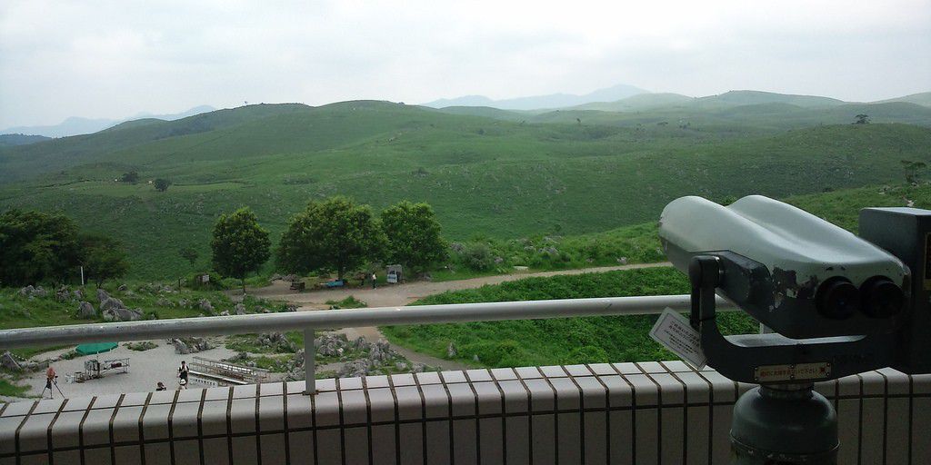 山口県天然記念物「秋吉台」と鍾乳洞探索ガイド！奇岩だらけのパノラマ絶景に絶句