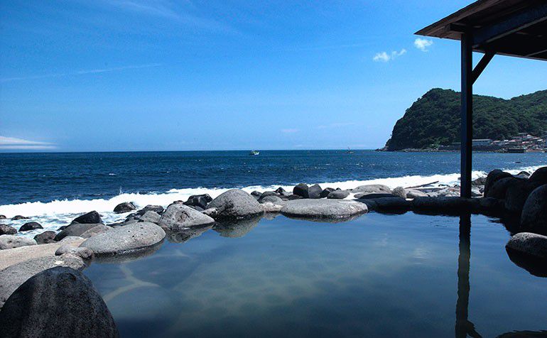静岡東伊豆・北川温泉 「黒根岩風呂」に行こう！海との一体感に癒されよう