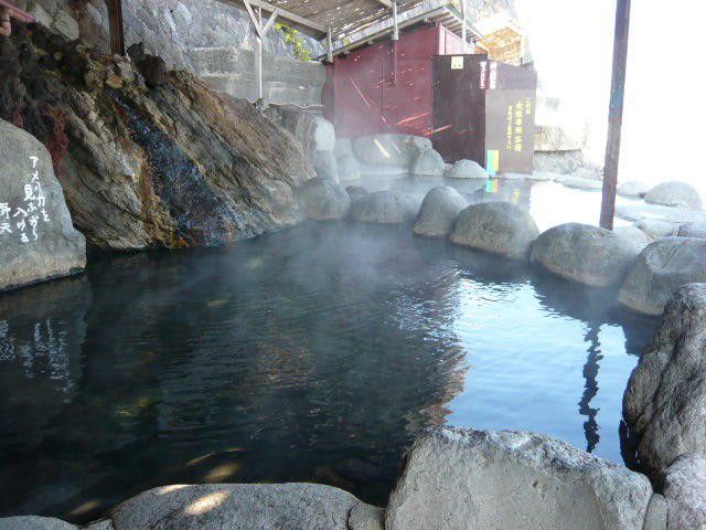 静岡東伊豆・北川温泉 「黒根岩風呂」に行こう！海との一体感に癒されよう