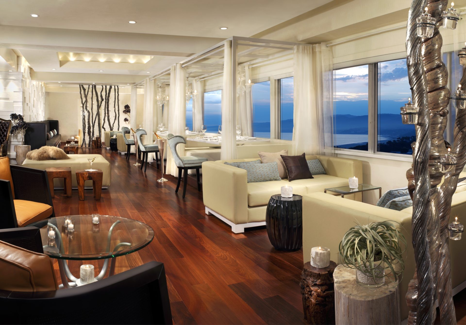 サンタモニカ４つ星ホテル「ハントリー・サンタモニカ・ビーチ」のルーフトップバーが素敵！
