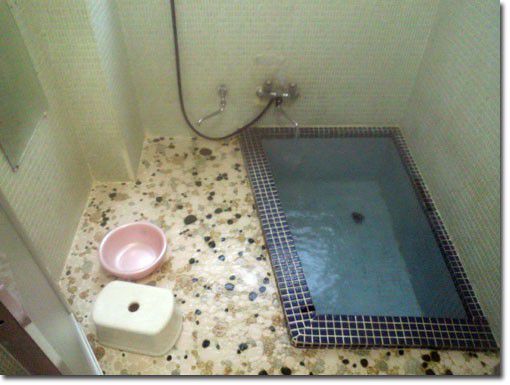 静岡県伊東の共同浴場「岡布袋の湯」！1つの浴室に2つの浴槽で福が来る！？
