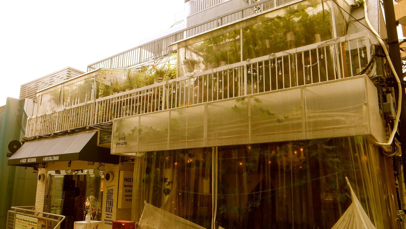 東京渋谷のカフェ「and people」徹底ガイド！都会のど真ん中にあるランプだらけのカフェ