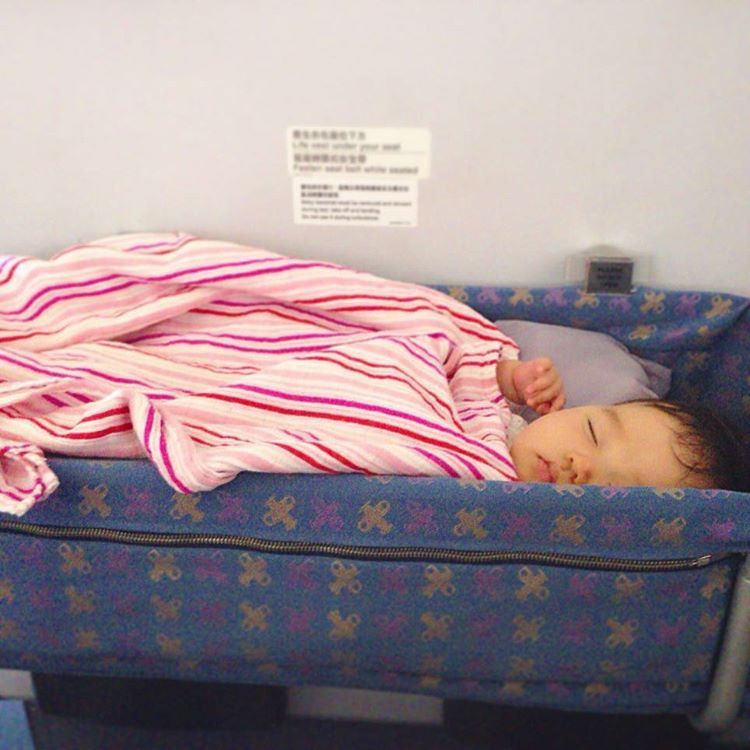 【サイパン】赤ちゃん・子連れの飛行機旅行で役立つ対策５つ！特別機内食や耳の気圧負担は？