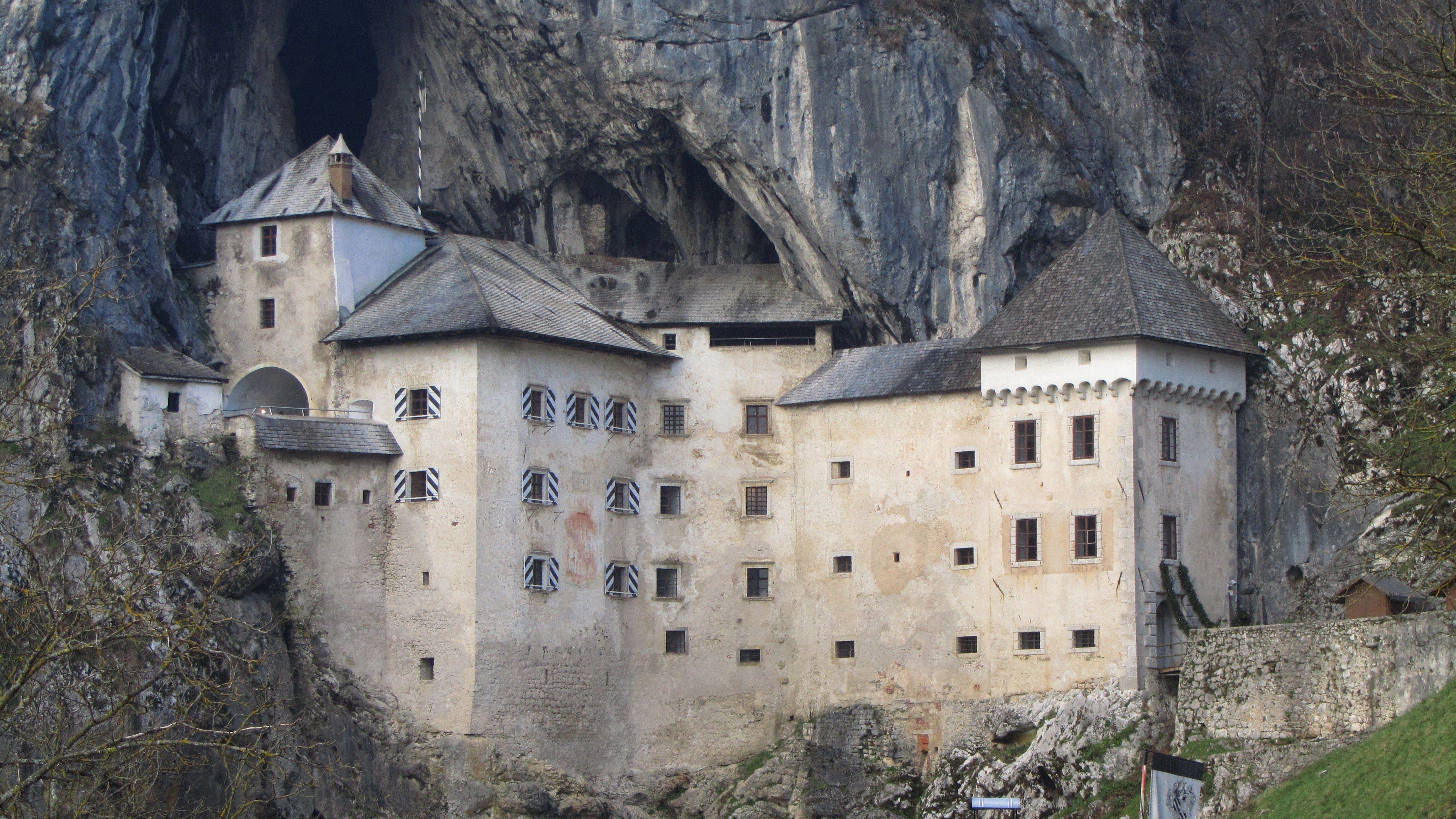 スロベニアの人気観光地「プレッド城」とその洞窟へ！絶景がそこに！