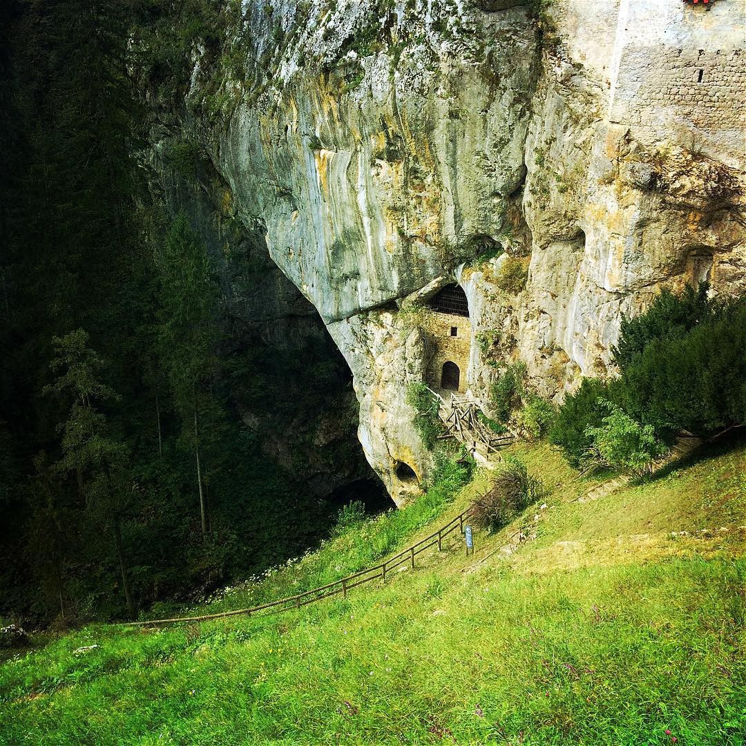 スロベニアの人気観光地「プレッド城」とその洞窟へ！絶景がそこに！