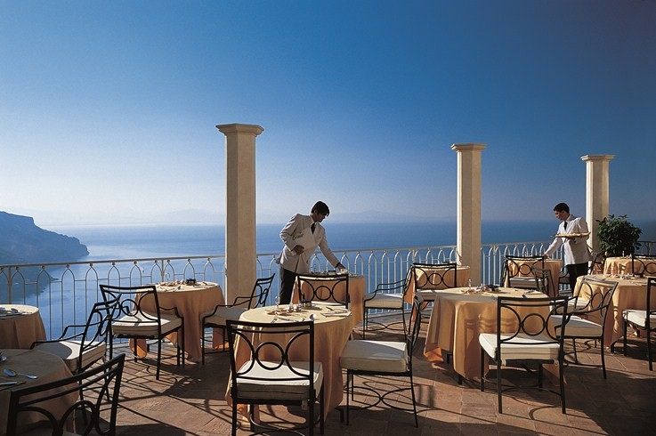 南イタリア“天空の街・ラヴェッロ”の美しすぎる宮殿ホテル『ベルモンド ホテル・カルーソ』とは？