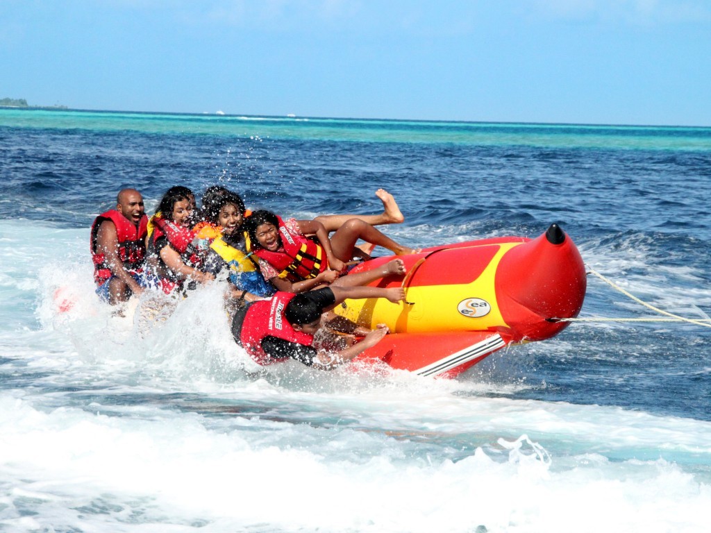 山梨県山中湖・人気アクティビティ「バナナボート」で盛り上がろう！家族や友人とスリル体験