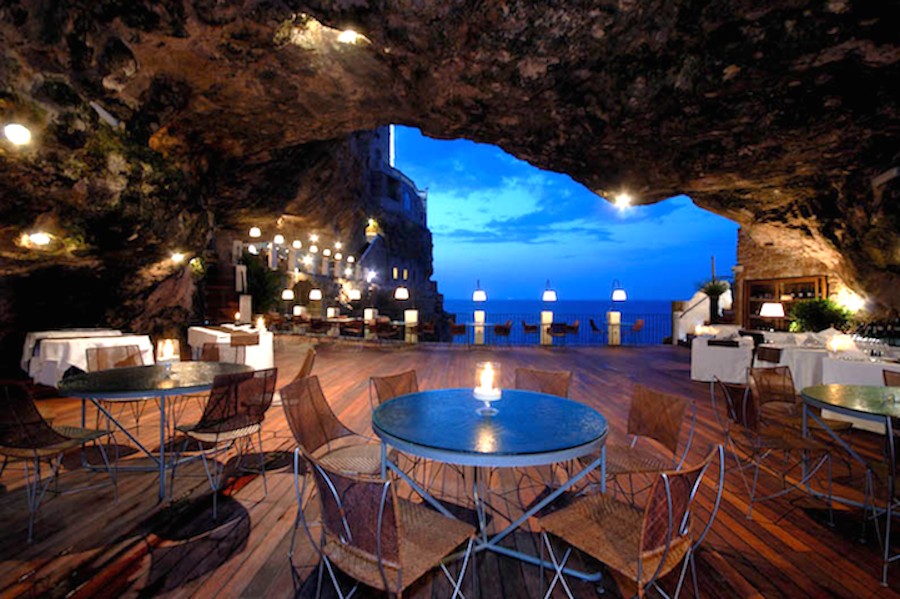 イタリア・バーリ崖っぷちに建つ絶景レストラン「グロッタ パラッツェーゼ」が素敵すぎる