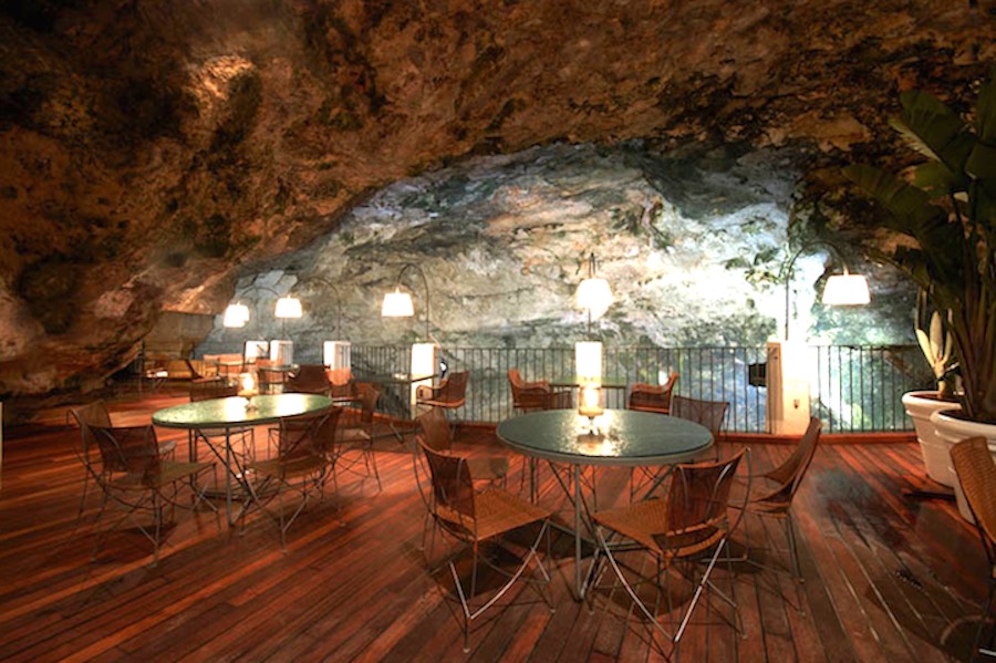 イタリア・バーリ崖っぷちに建つ絶景レストラン「グロッタ パラッツェーゼ」が素敵すぎる