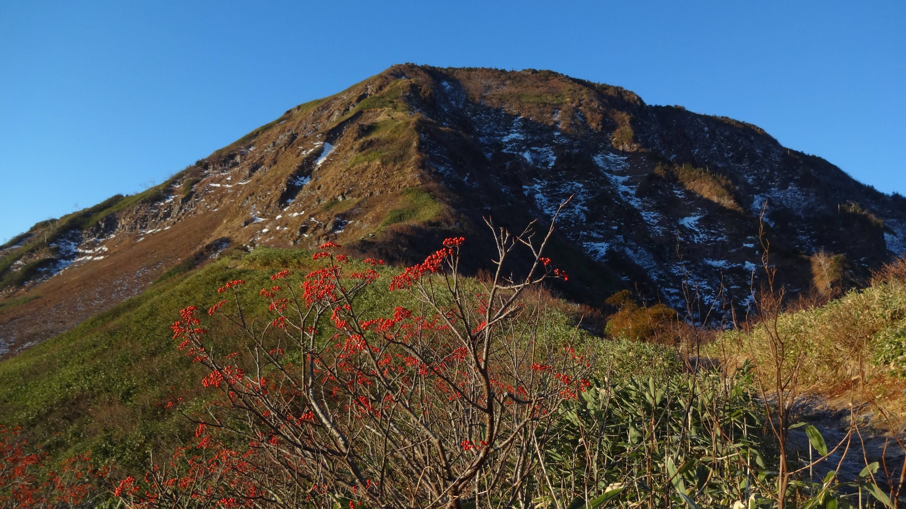 新潟「苗場山」は年間を通して楽しめる！スキーに温泉、登山も！