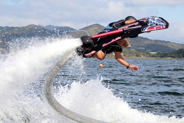 山梨県・山中湖ハクタカマリンでホバーボード体験！空飛ぶサーフィンで水上滑空特集