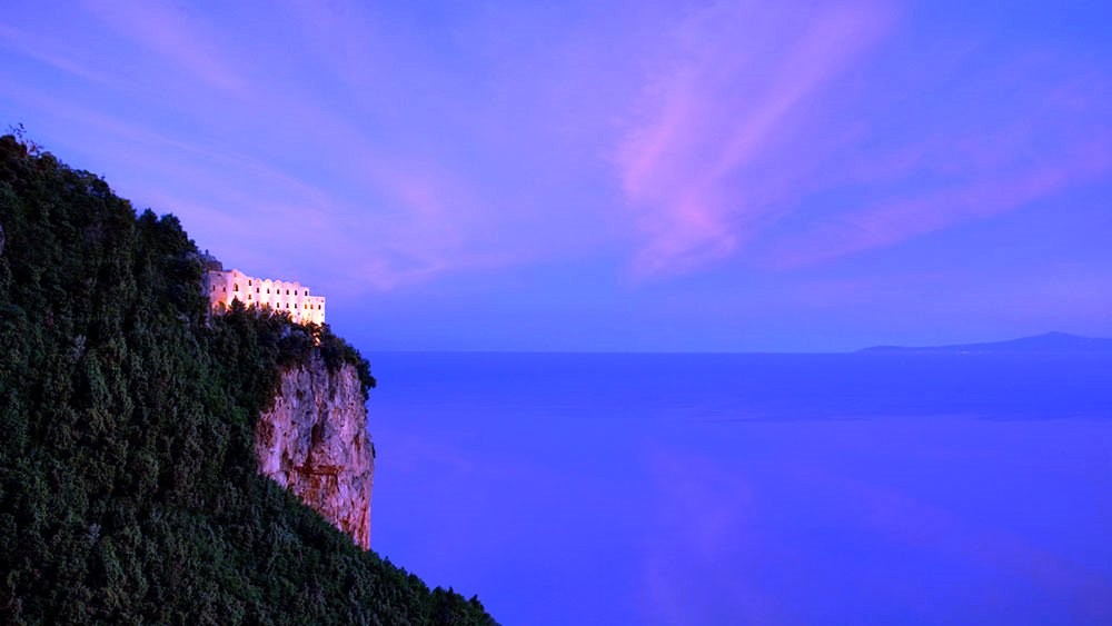 イタリア アマルフィ断崖に立つ夢のような絶景ホテル！「モナステーロ サンタ ローザ ホテル＆スパ」特集