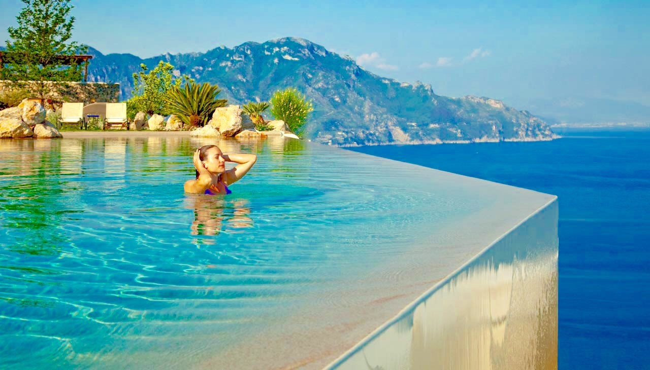 イタリア アマルフィ断崖に立つ夢のような絶景ホテル！「モナステーロ サンタ ローザ ホテル＆スパ」特集