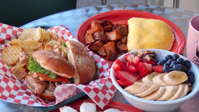 ハワイ・ホノルルの朝食はBogart's Cafe（ボガーツ・カフェ）のパンケーキ！新鮮なフレッシュフルーツと共に