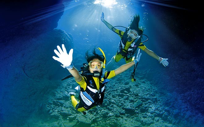 沖縄・真栄田岬の「青の洞窟」でスキューバ体験！日本のカプリ島で水中絶景遊泳♪