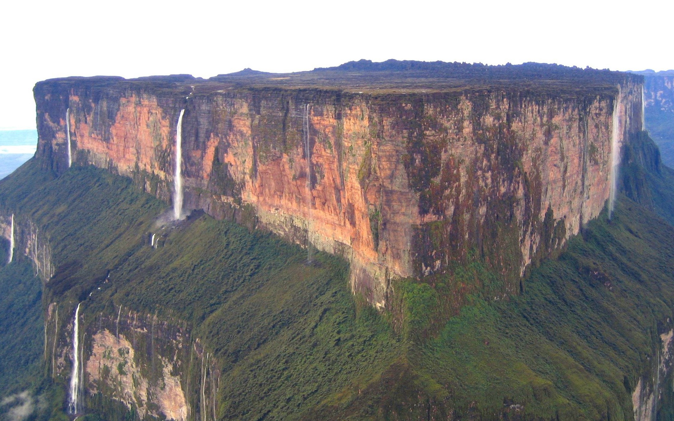 ベネズエラの絶景観光スポット「カナイマ国立公園」地球最後の秘境には壮大な滝！