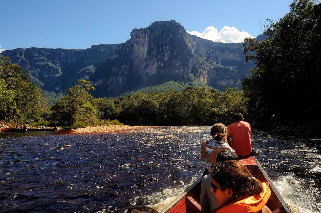 ベネズエラの絶景観光スポット「カナイマ国立公園」地球最後の秘境には壮大な滝！