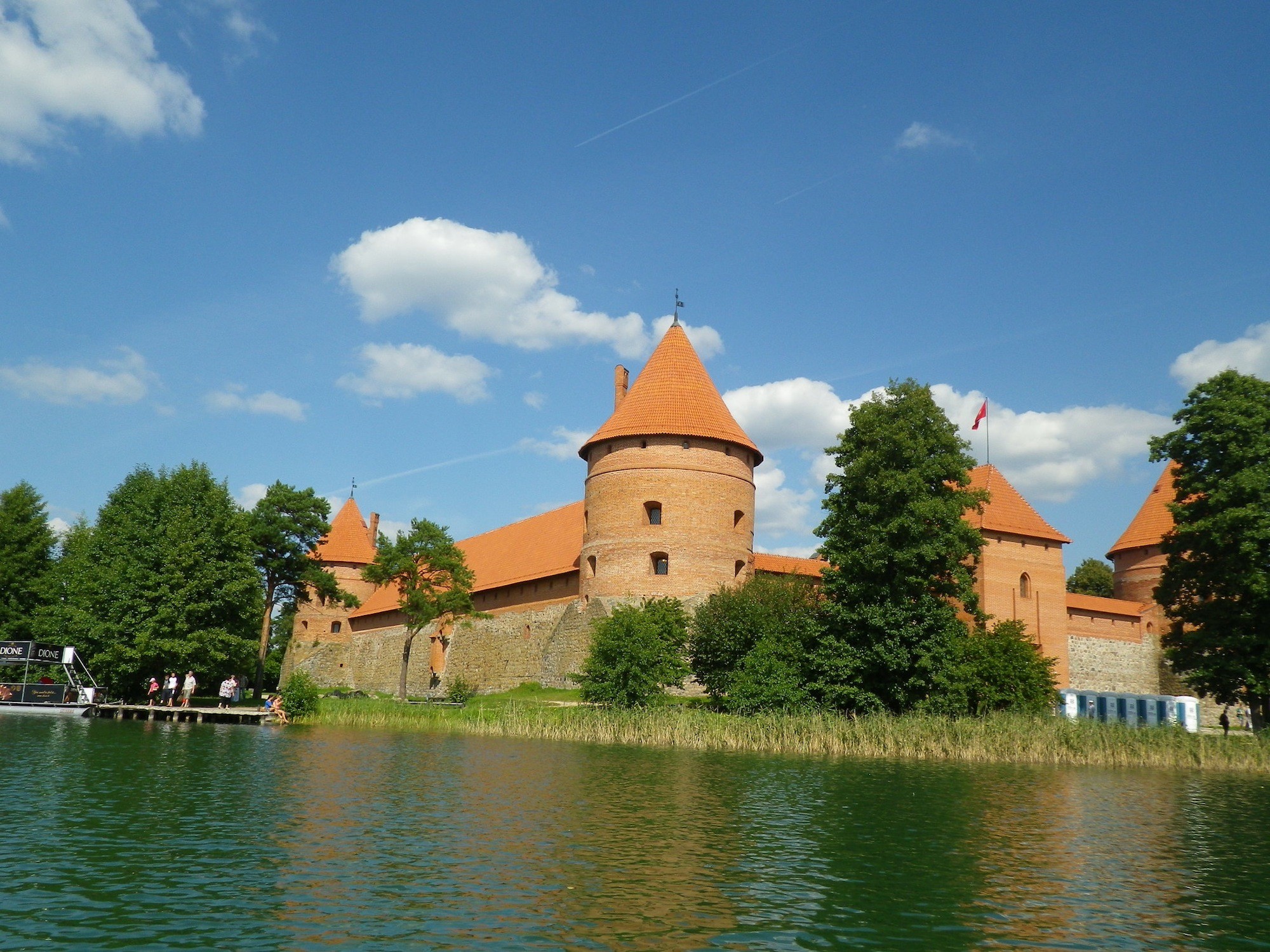 リトアニア「トラカイ島城」 特集！歴史が詰まる湖上の名城、人気のリゾート地を訪れよう