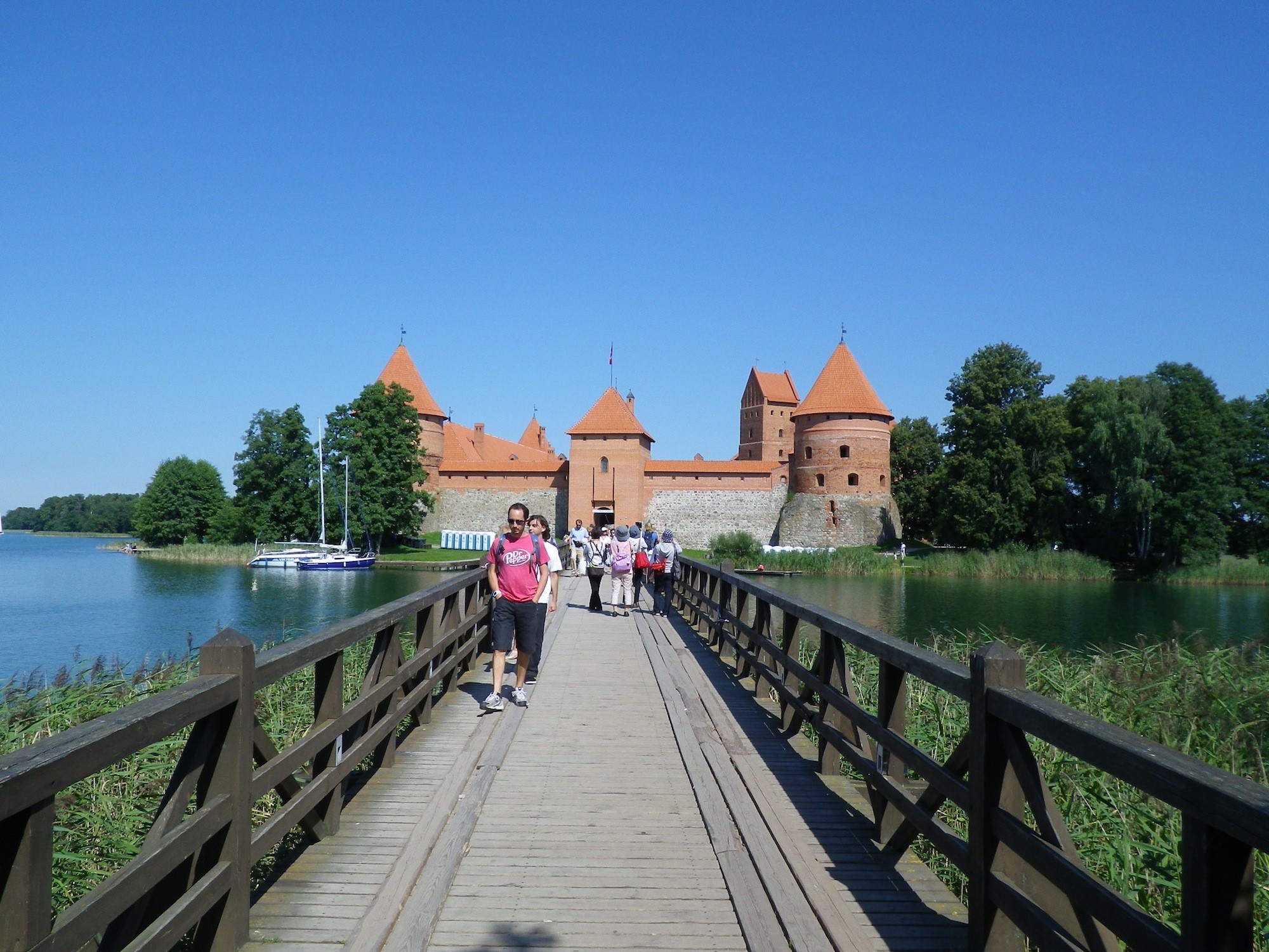 リトアニア「トラカイ島城」 特集！歴史が詰まる湖上の名城、人気のリゾート地を訪れよう