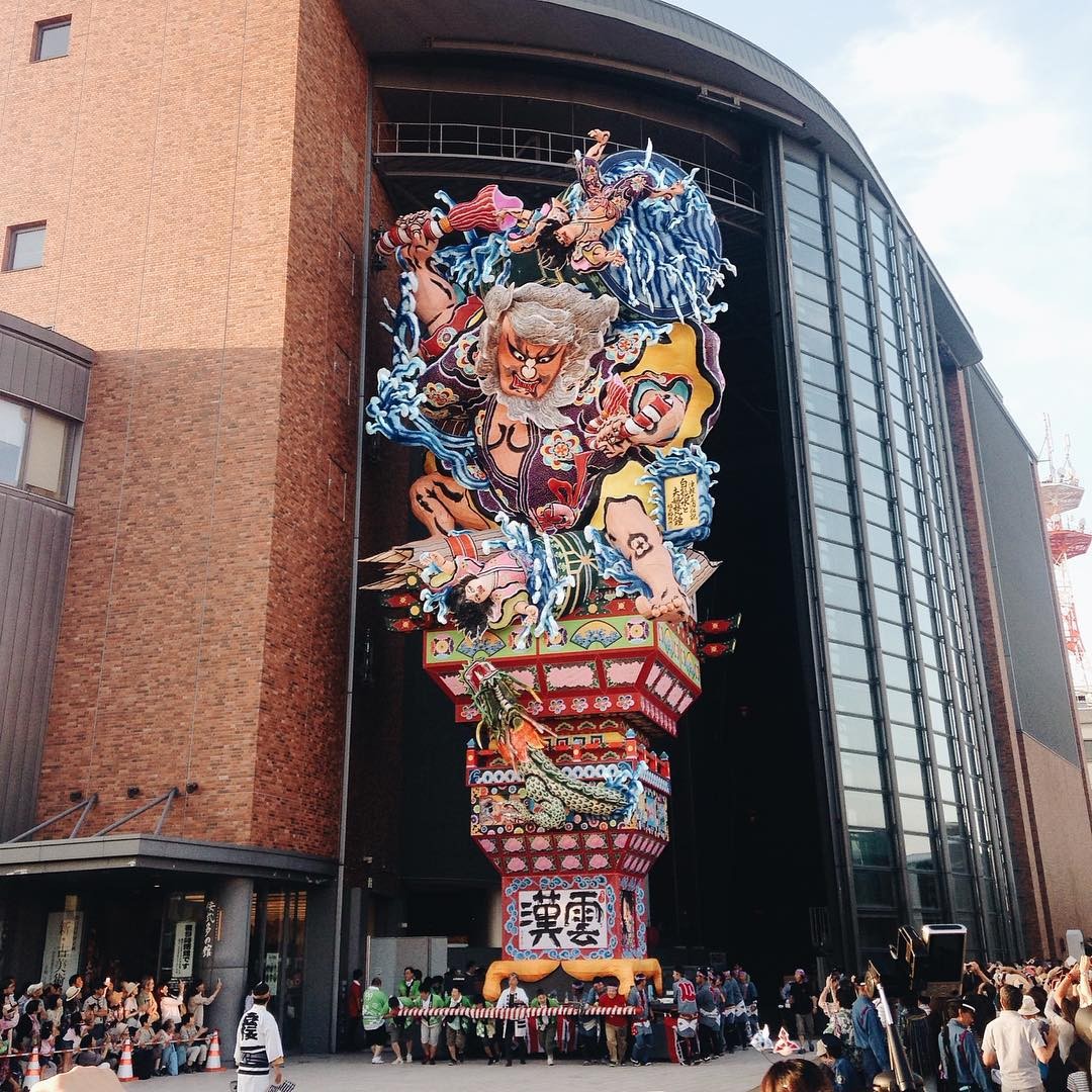 青森県五所川原市「立佞武多祭り」で大迫力の夜を！青森ねぶたとは一味違った臨場感