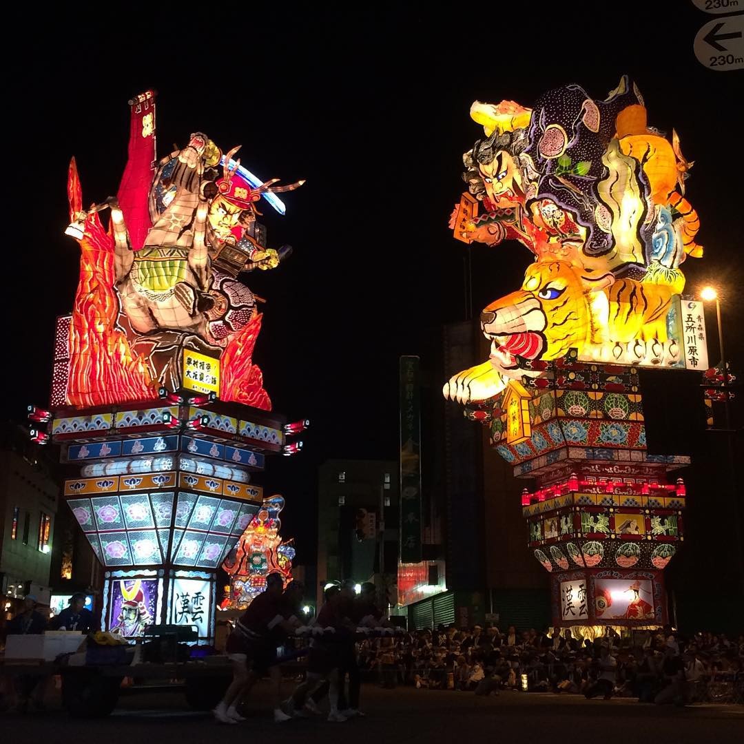青森県五所川原市「立佞武多祭り」で大迫力の夜を！青森ねぶたとは一味違った臨場感