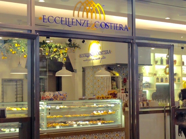 イタリア・ナポリ中央駅で行くべきおすすめカフェ、薬局、雑貨屋７店