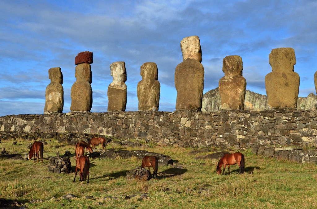 チリ・イースター島ラパ・ヌイ国立公園のモアイを訪ねる！いまだ謎多き、巨大な石像を目の当たりに