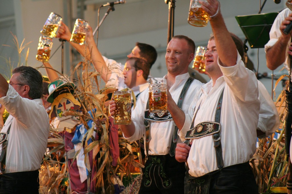 ドイツで満喫したいブンデスリーガとオクトーバーフェスト特集！本場サッカーとビールに酔いしれよう