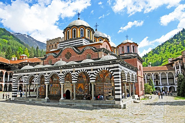 ブルガリアの必見観光スポット「リラ修道院」特集！ポップでキュートな姿にギャップ萌え！