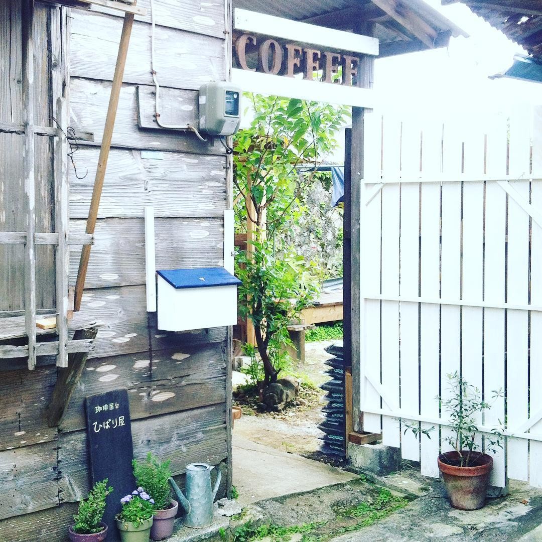 沖縄・那覇の人気隠れ家カフェひばり屋の秘密に迫る！晴れの日にしか開いてない木漏れ日カフェ