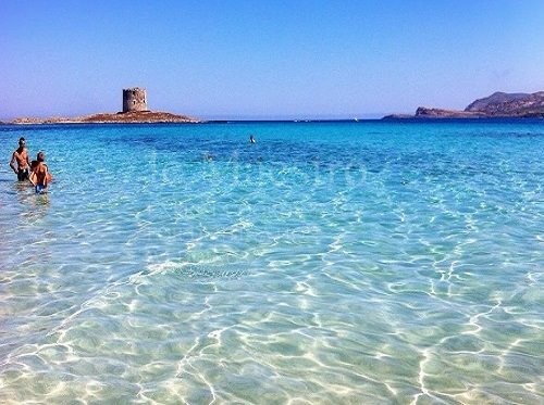 イタリア・サルデーニャ島まで行く価値あり！地中海で最も遠浅の透き通るビーチ！