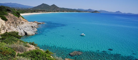 イタリア・サルデーニャ島まで行く価値あり！地中海で最も遠浅の透き通るビーチ！