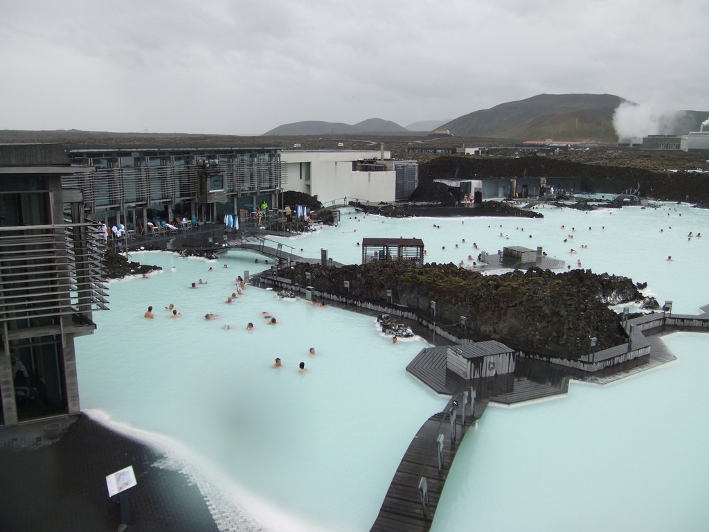 アイスランドで露天風呂⁉︎50mプール4個分の巨大ブルーラグーンで心も身体もリラックス♪