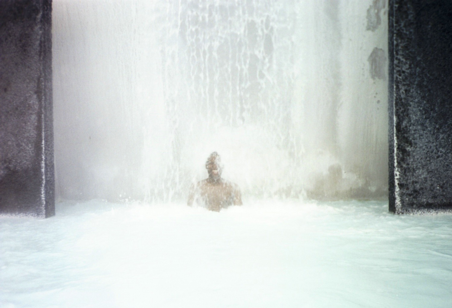アイスランドで露天風呂⁉︎50mプール4個分の巨大ブルーラグーンで心も身体もリラックス♪