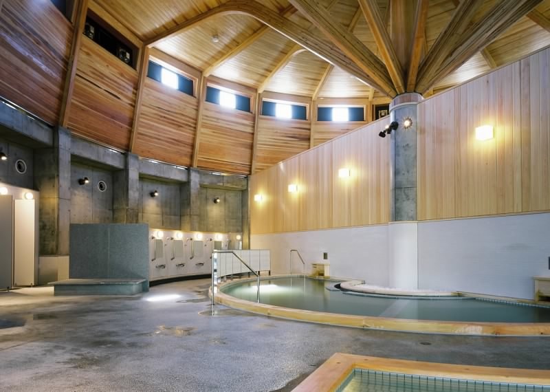 浜松市にある源泉掛け流し美肌の湯『あらたまの湯』は開放的な空間