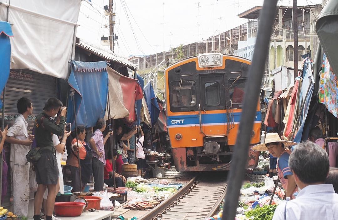 目の前を電車が通過!? タイのメークロン市場が面白い