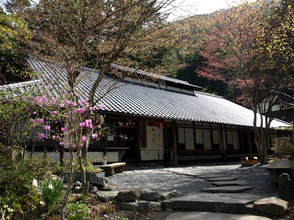 陸の孤島、奈良田の里温泉に美肌の湯あり！