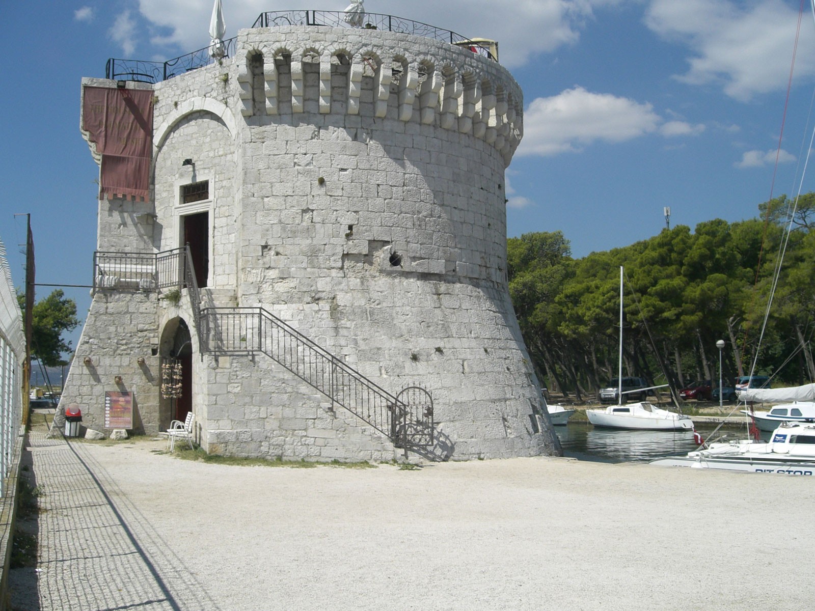 城壁に囲まれた小島、クロアチア・トロギールの石畳を歩いてみよう！