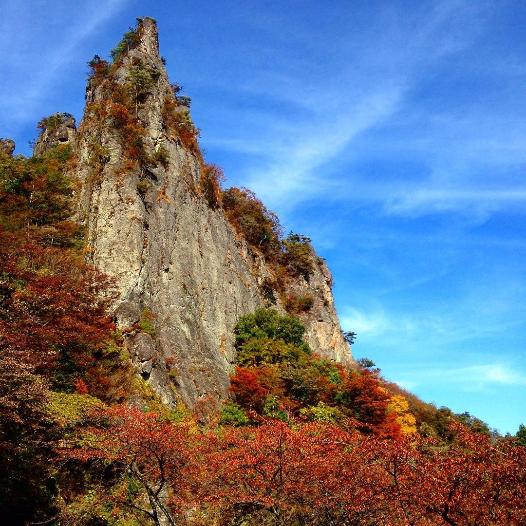 満開の桜とミスマッチな奇岩！名勝 群馬の妙義山と周辺観光スポット