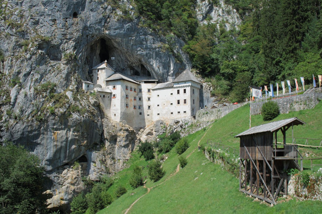 多彩な景色があらわれるヨーロッパ最大の洞窟、スロベニア・ポストイナ鍾乳洞と洞窟城