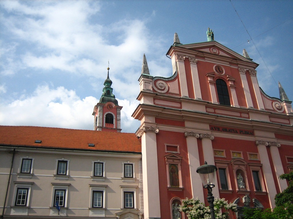 さまざまな様式の建築物が立ち並ぶ街！スロベニアの首都リュブリャナ