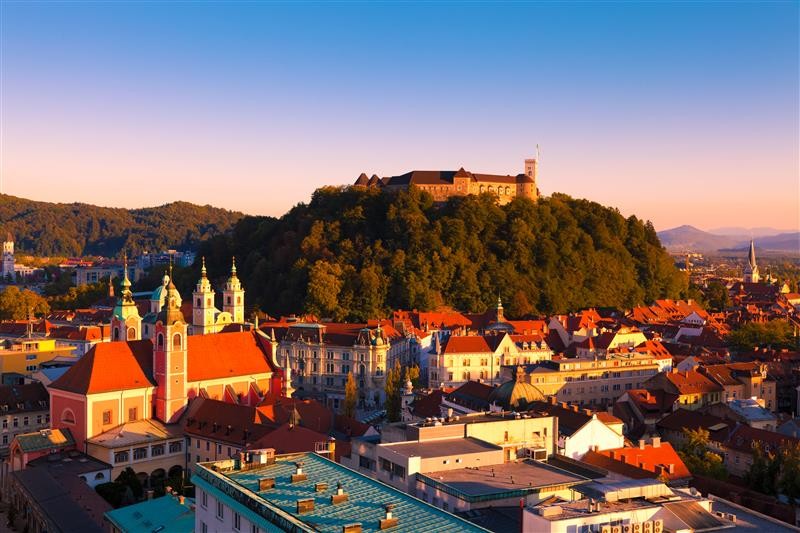 さまざまな様式の建築物が立ち並ぶ街！スロベニアの首都リュブリャナ