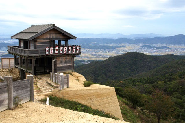 山頂のミステリアスな遺跡！岡山の桃太郎城「鬼ノ城」に行こう