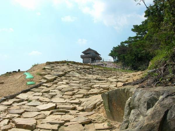 山頂のミステリアスな遺跡！岡山の桃太郎城「鬼ノ城」に行こう