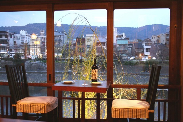 京都・河原町の川床ビストロ「イカリヤ食堂」特集